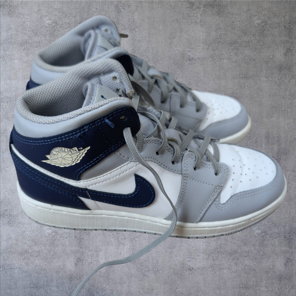 Nike Air Jordan 1 Retro Mid Youth 5Y Sneakers